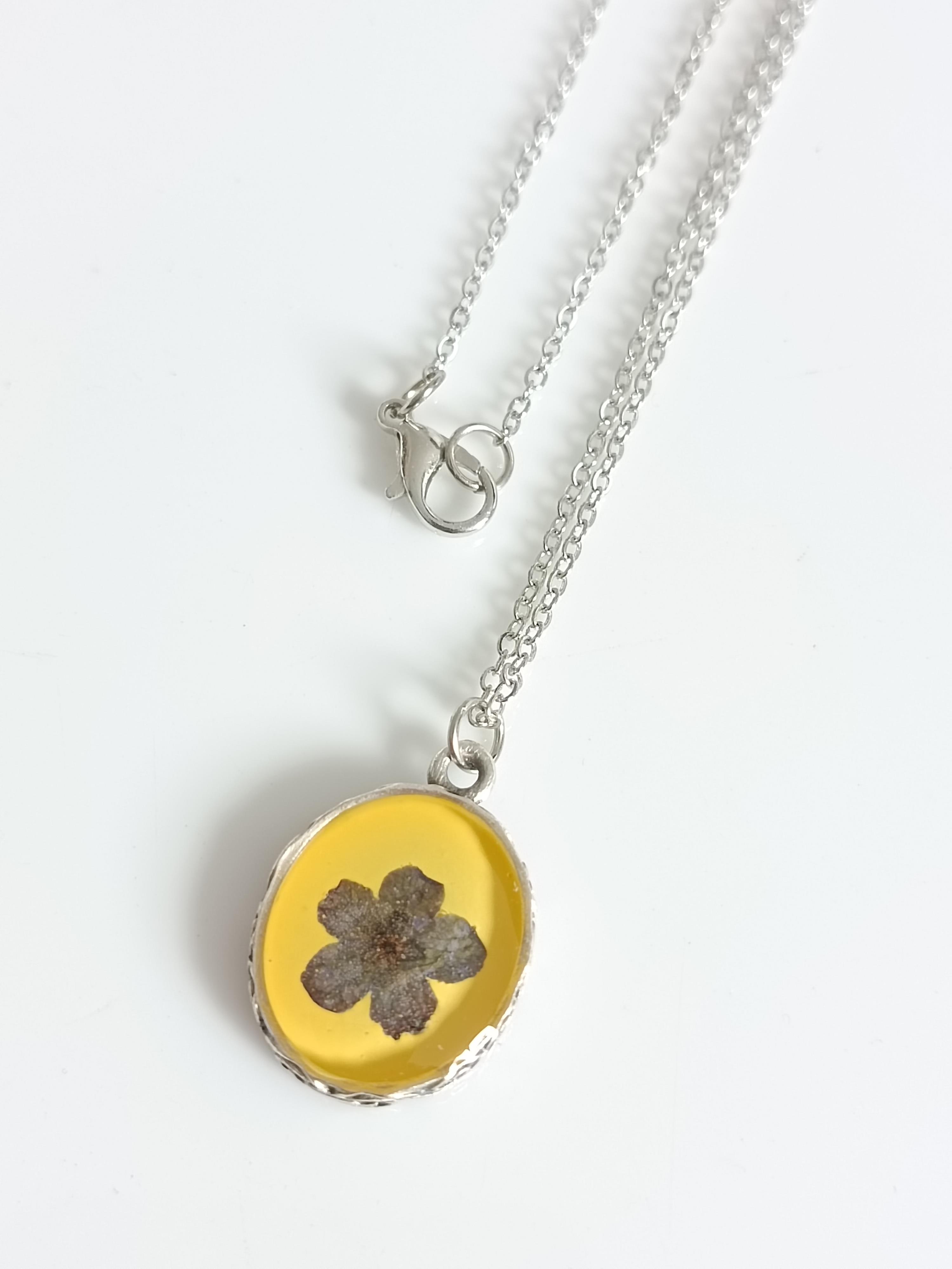 kurutulmuş çiçekten kolye