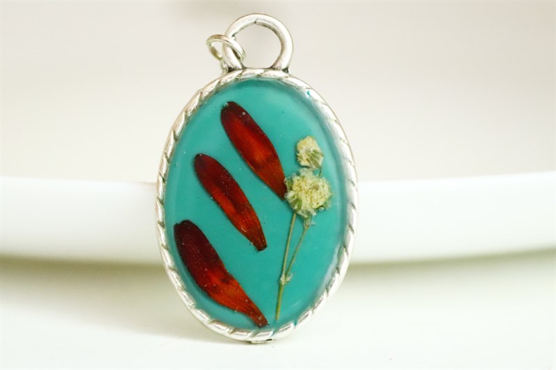 Kurutulmuş Çiçekten Kolye