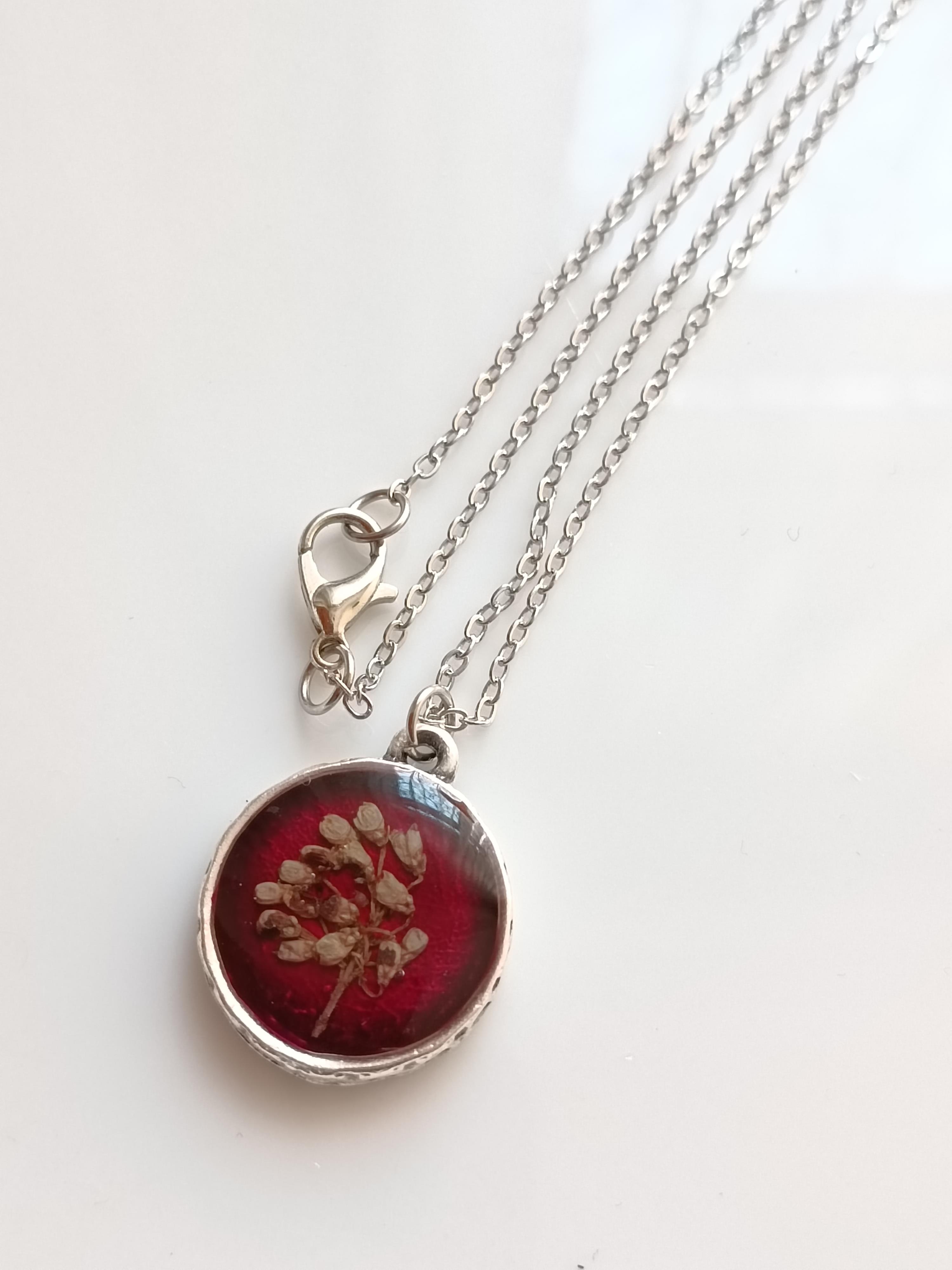 Kurutulmuş Çiçekten Kolye