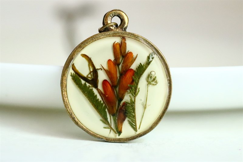 Kurutulmuş Çiçekten Kolye