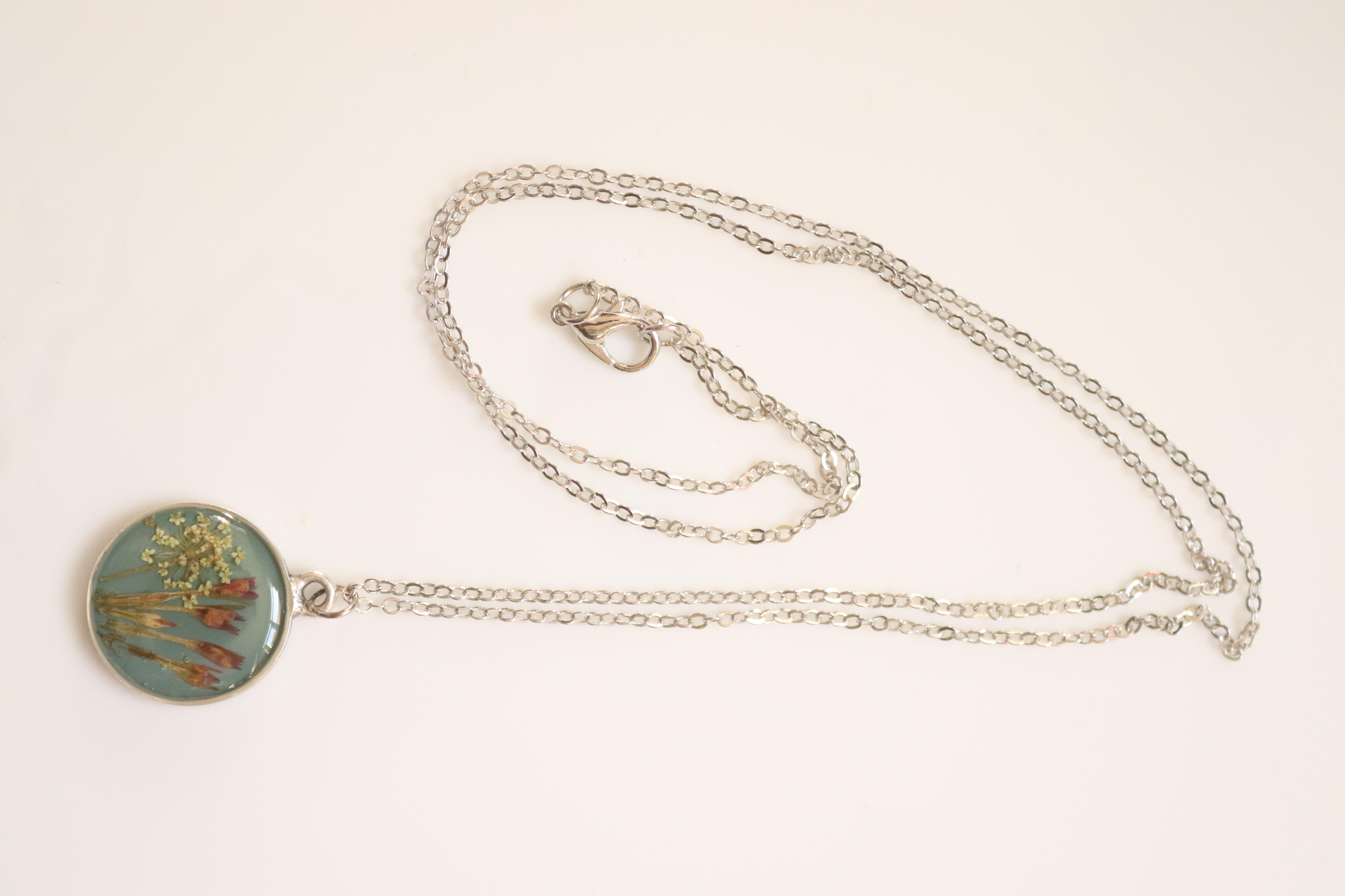 Kurutulmuş Çiçekten Kolye