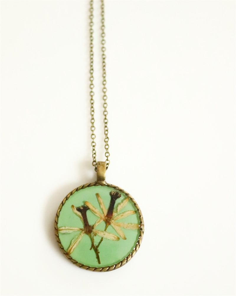 Kurutulmuş Çiçekten Kolye