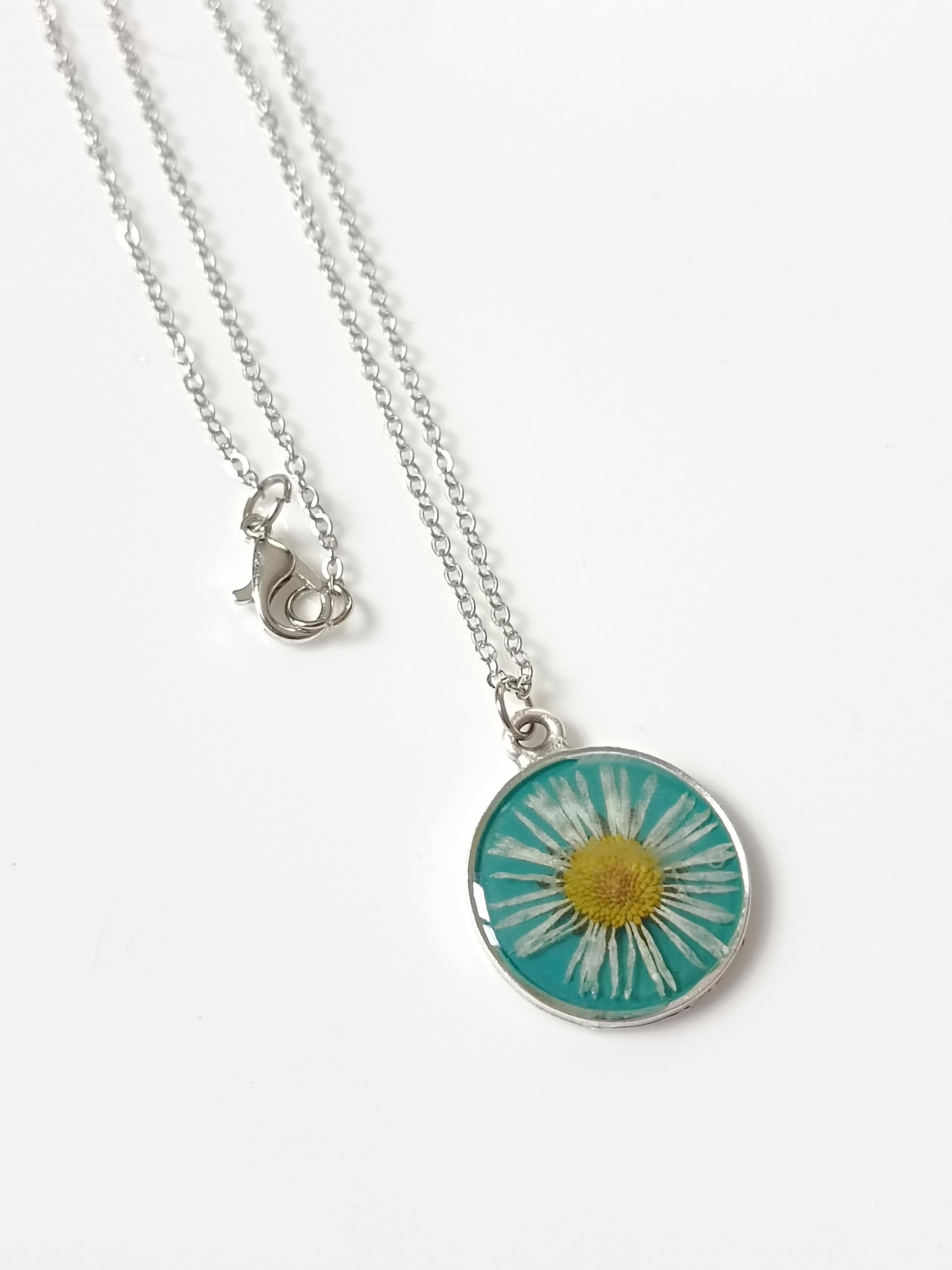 Kurutulmuş Çiçekten Kolye