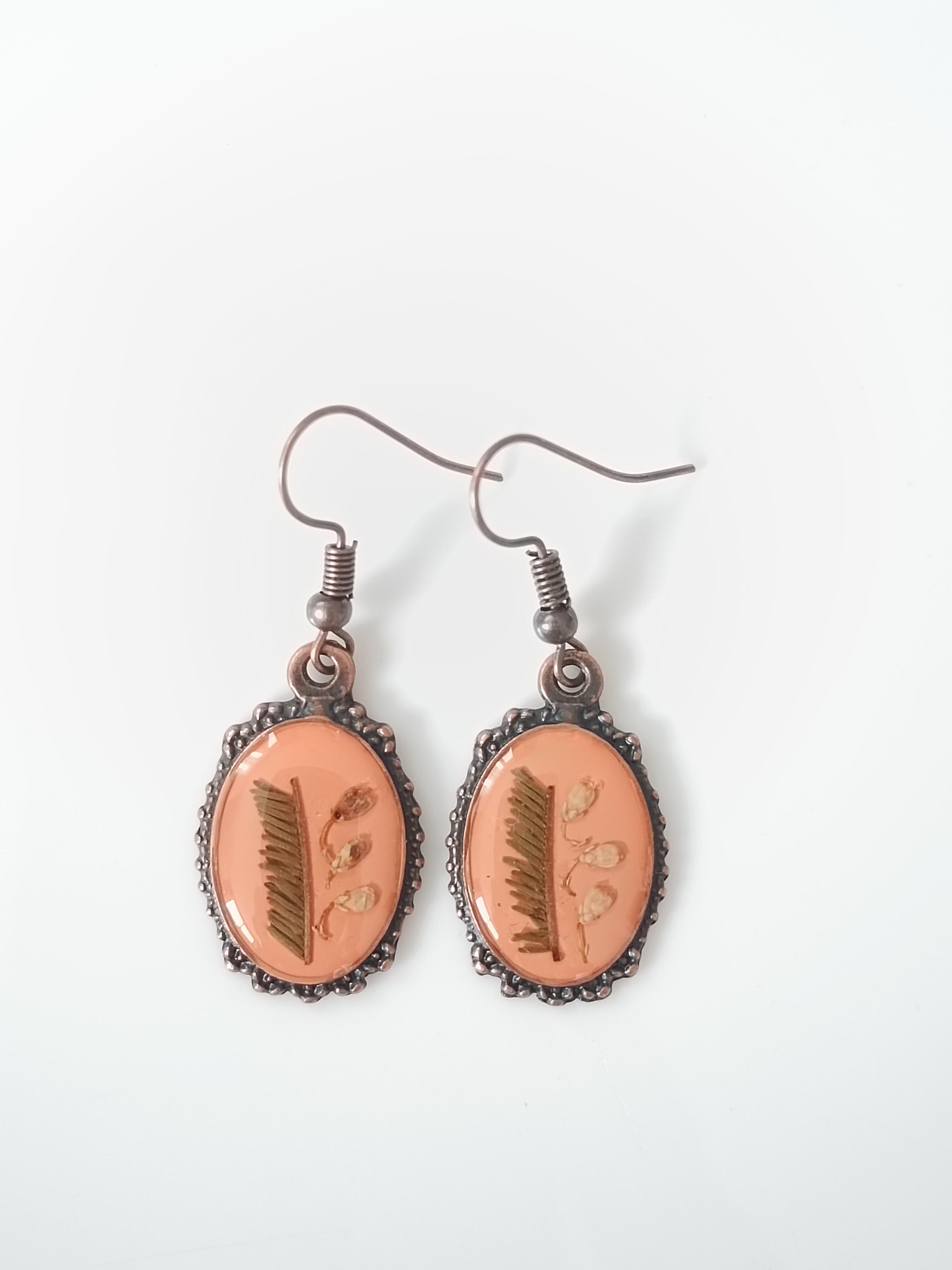 kurutulmuş çiçekten küpe