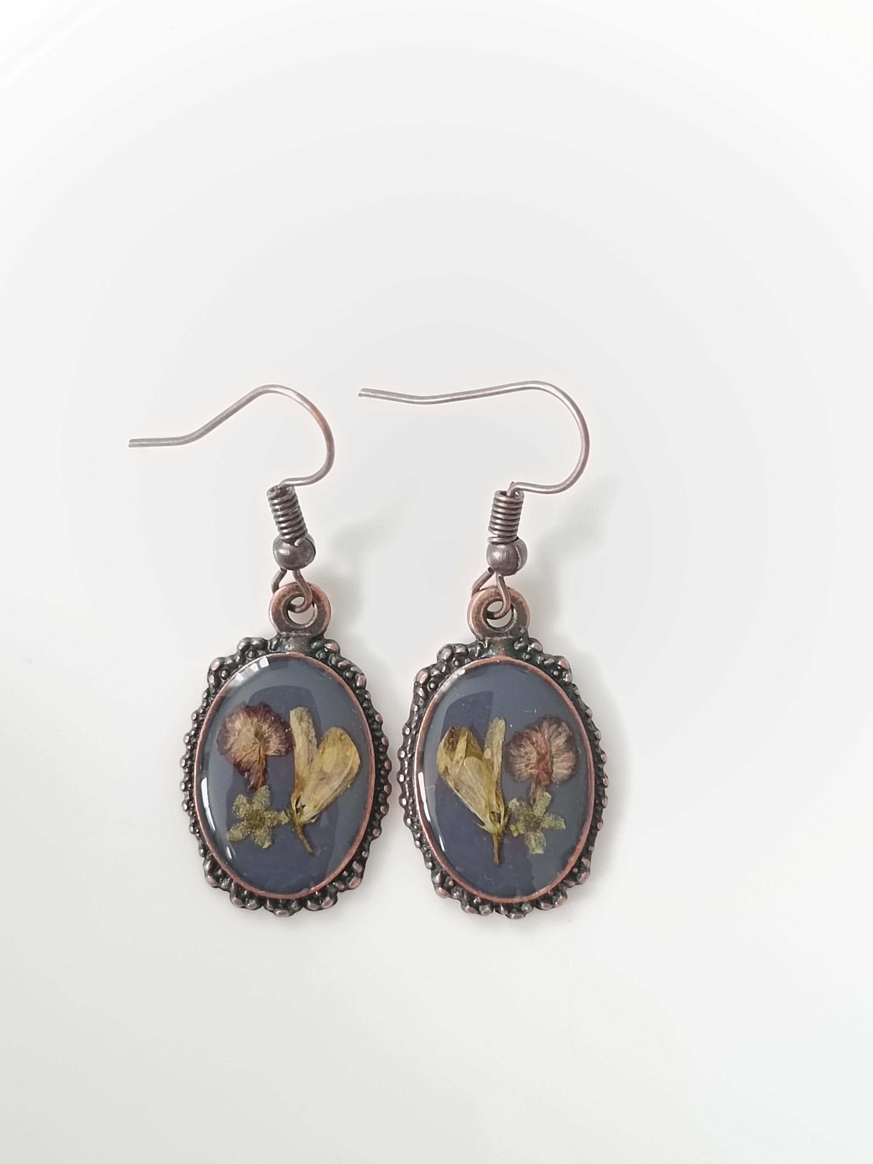 Kurutulmuş Çiçekten Küpe