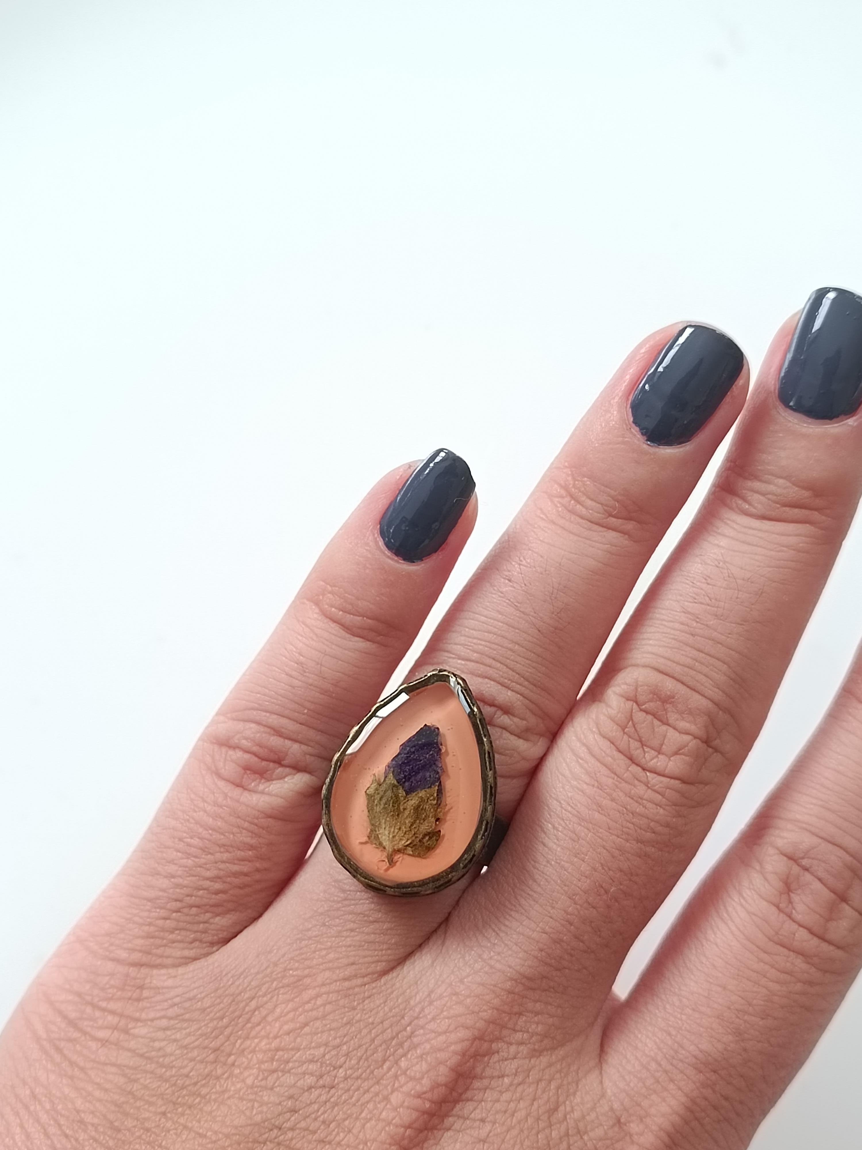 kurutulmuş çiçekten yüzük