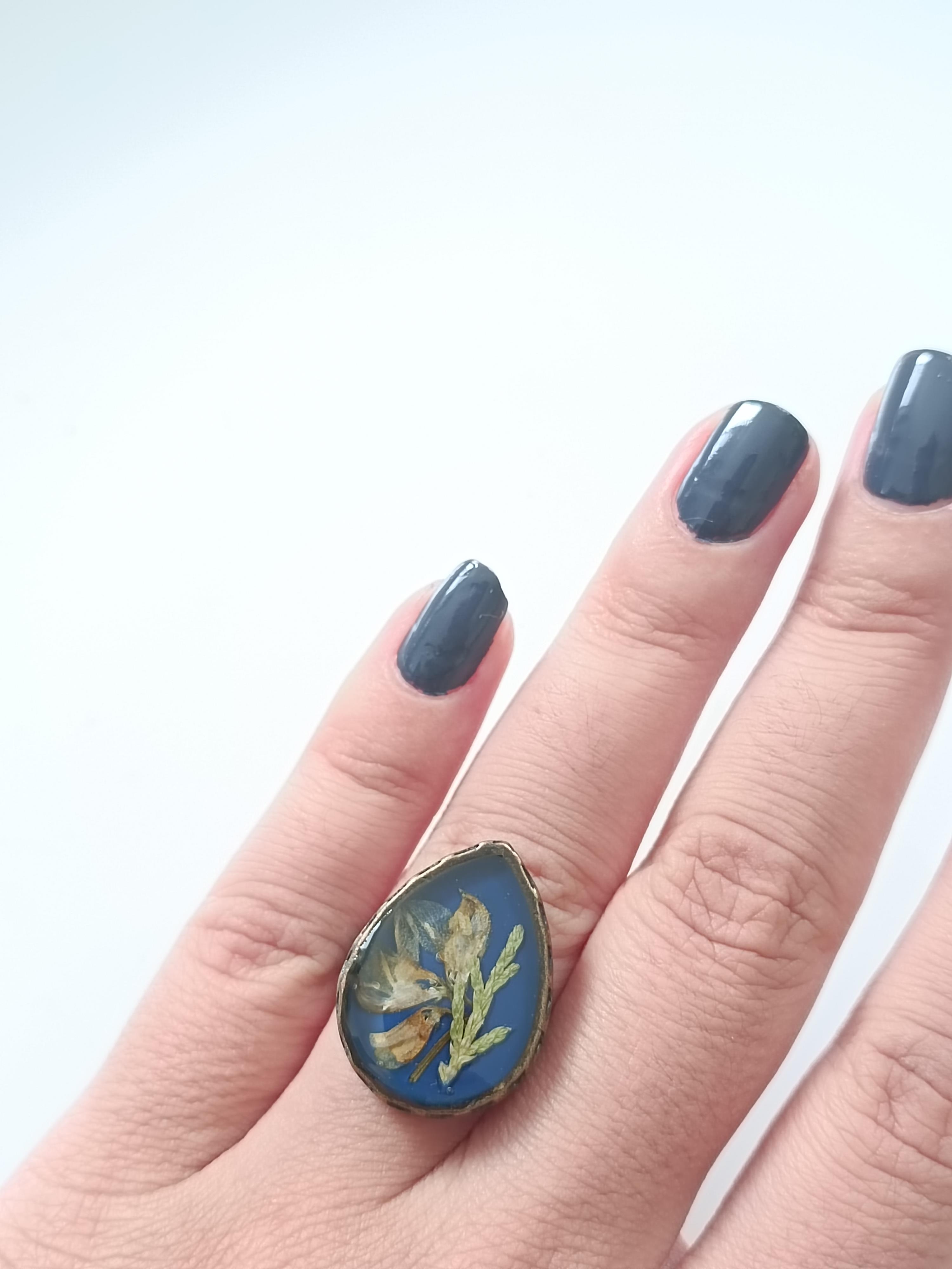 kurutulmuş çiçekten yüzük