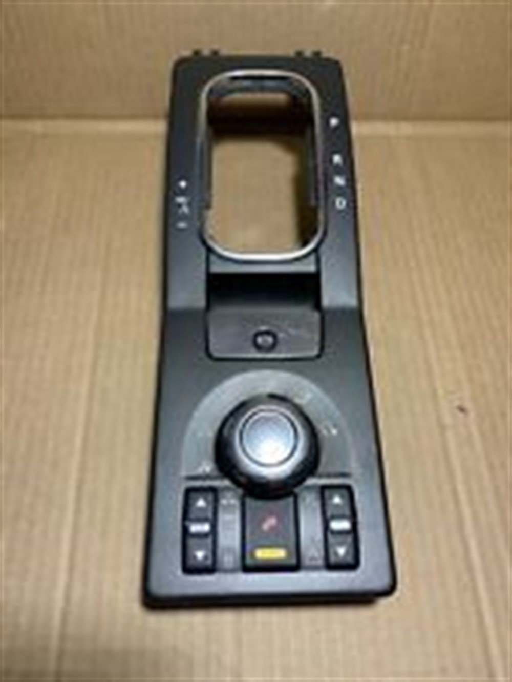 LAND ROVERLAND ROVER ORİJİNAL VİTES PANEL KONSOLU LR045150