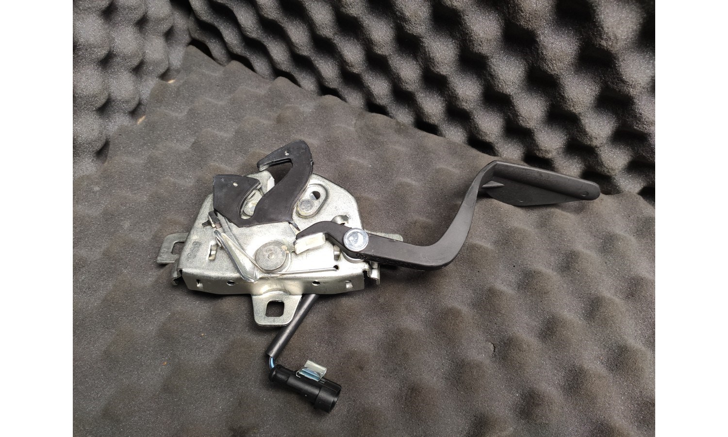 MASERATIMASERATI ORIGINAL BONNET LOCK 68175100