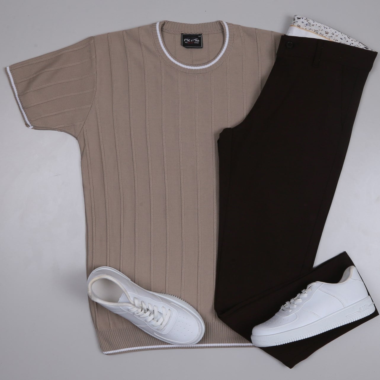 bej bisiklet yaka Triko Polo Yaka Tişört kahve kumaş pantolon  ayakkabı Kombin