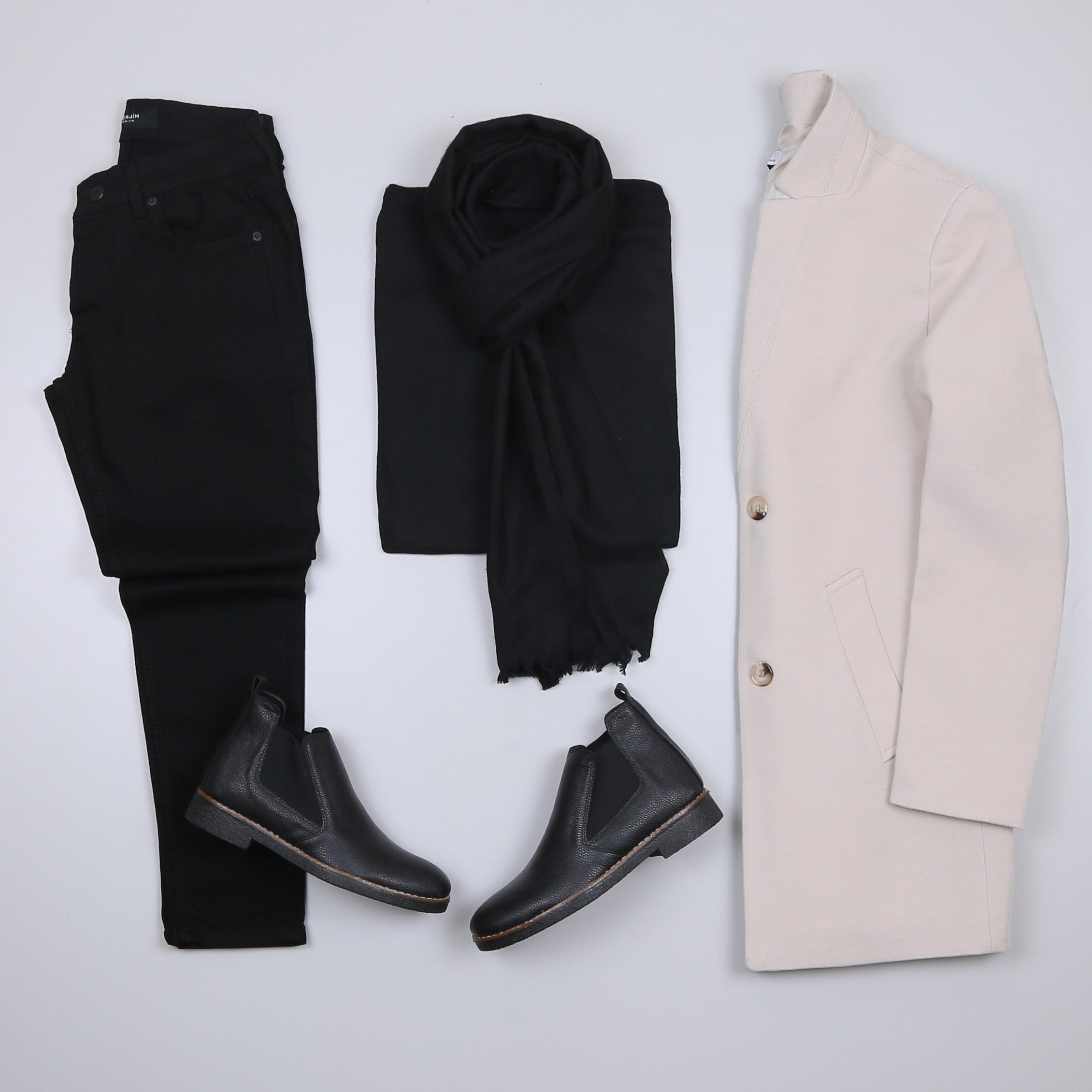 Bej Kaşe Kaban Boğazlı Body Kot Pantolon Bot Kombini