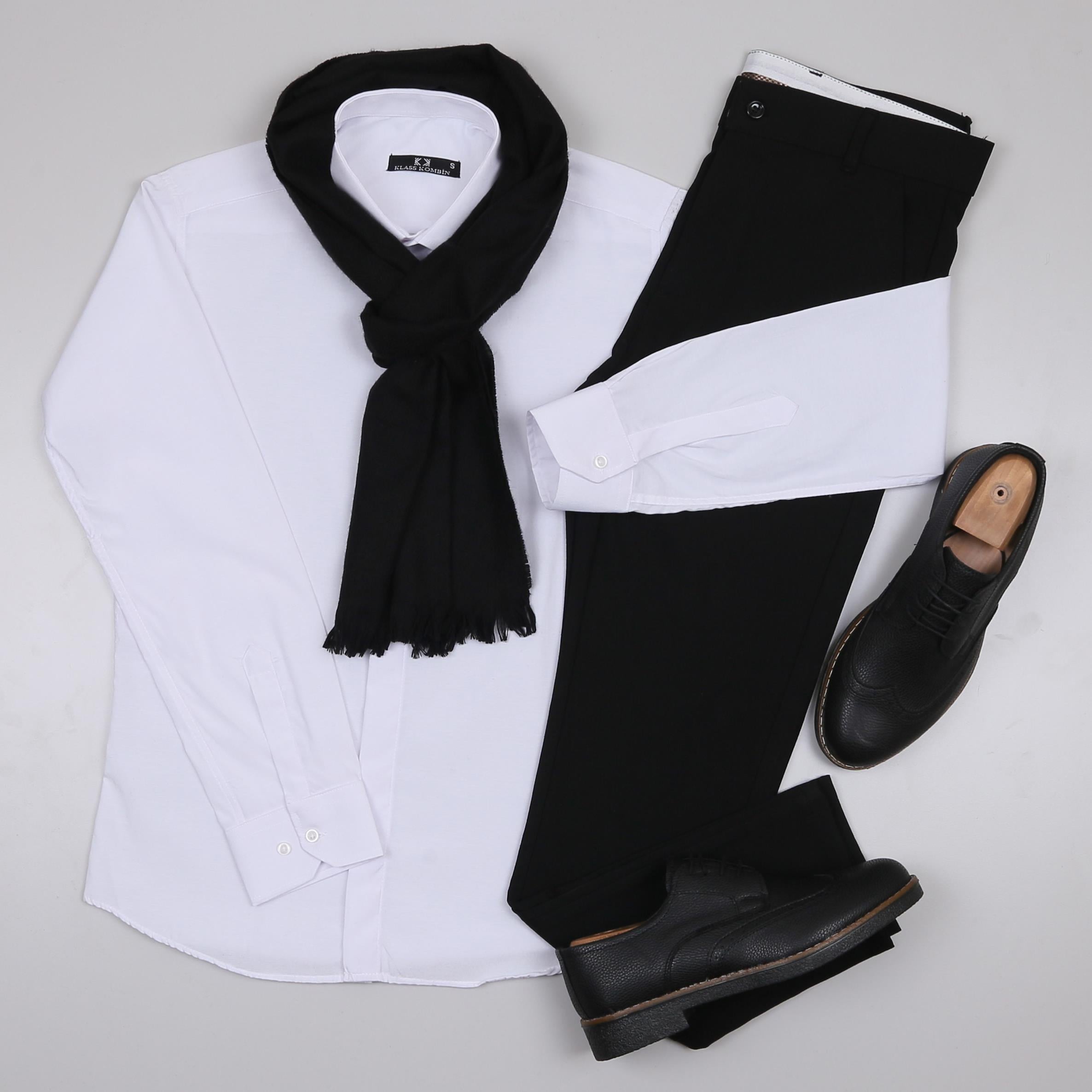 Beyaz gömlek Siyah Kumaş Pantolon Atkı Kombin