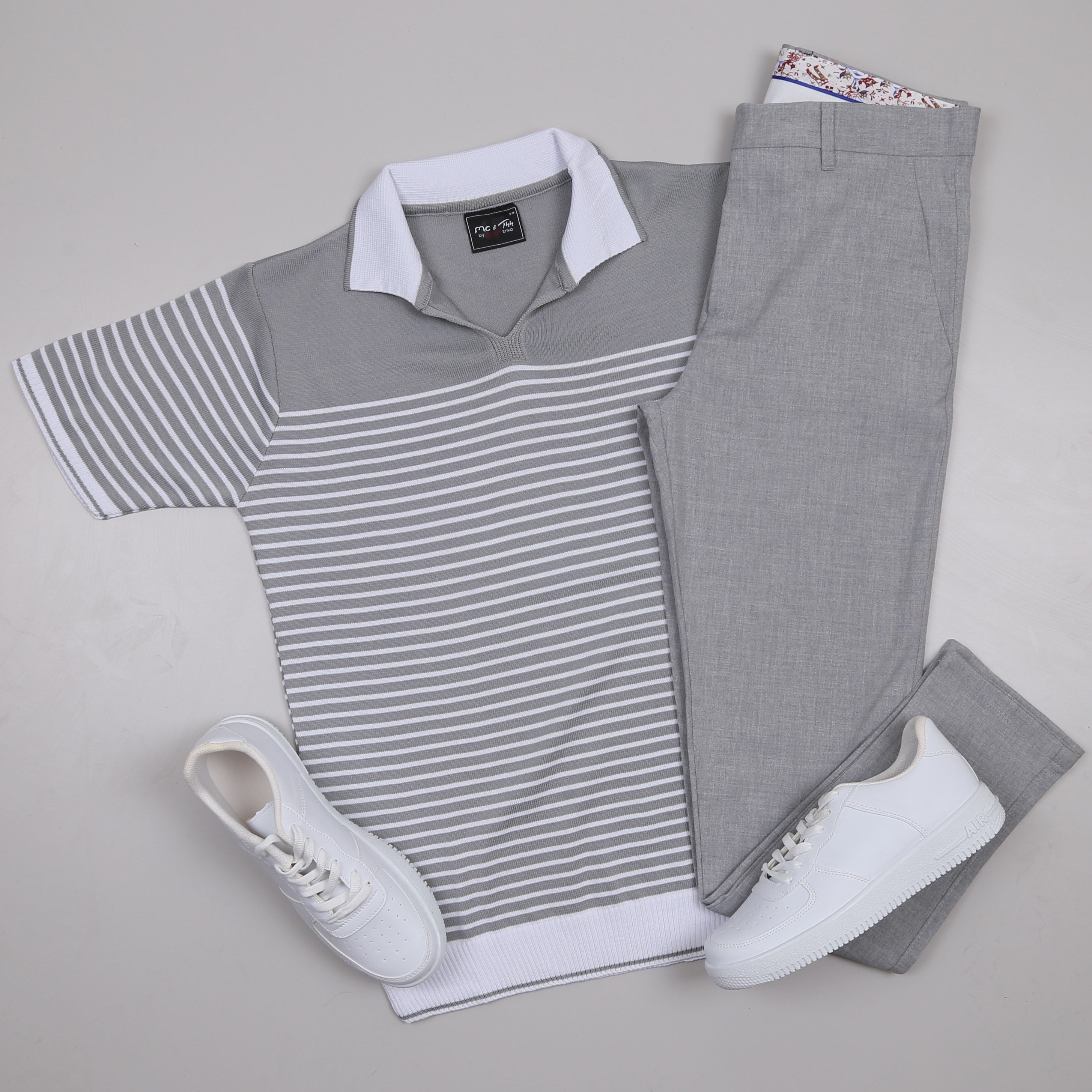 Gri Triko Polo Yaka Tişört Gri Kumaş Pantolon Ayakkabı Kombin
