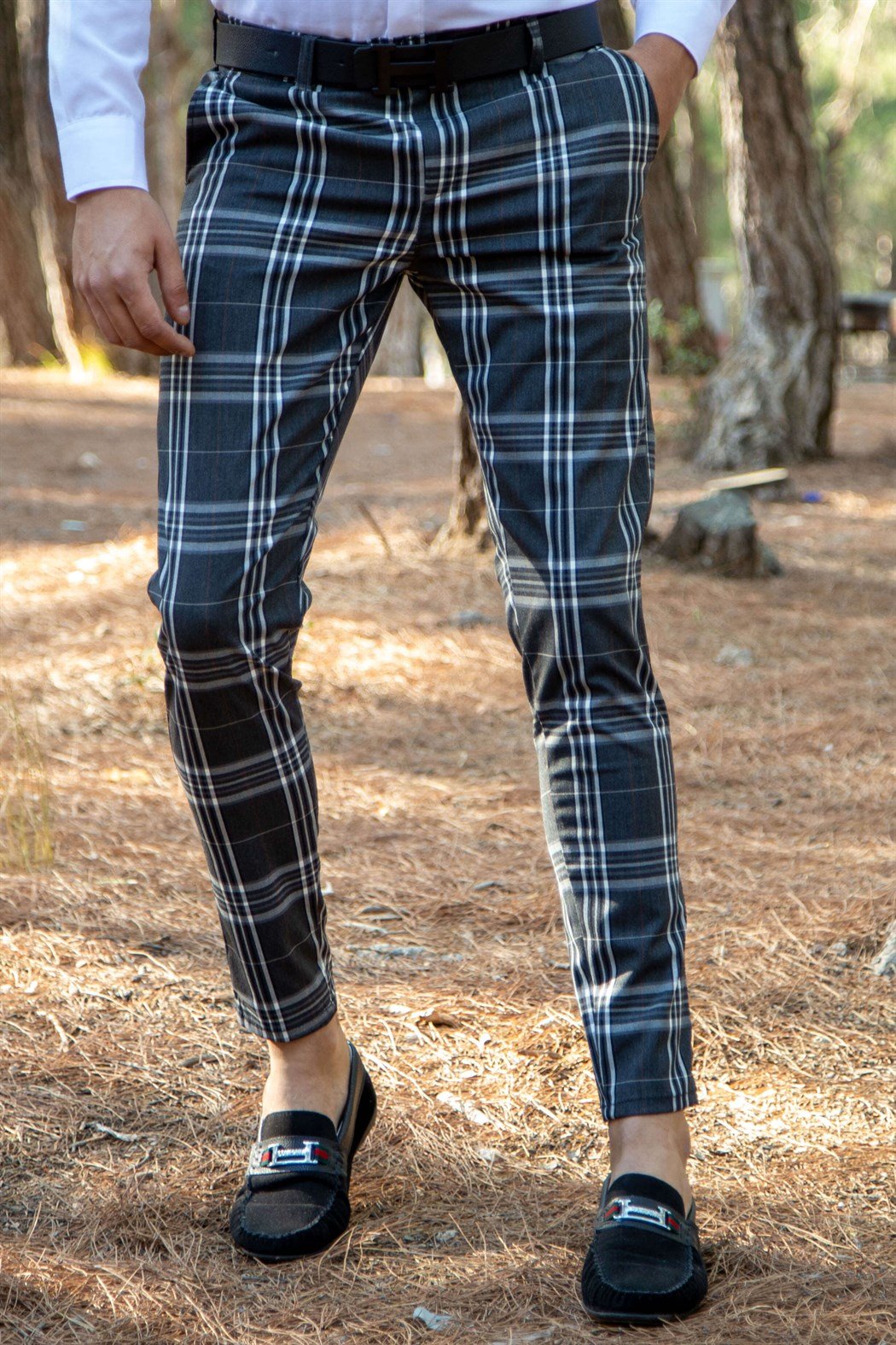 Likralı yan cep detaylı beyaz ekoseli füme pantolon