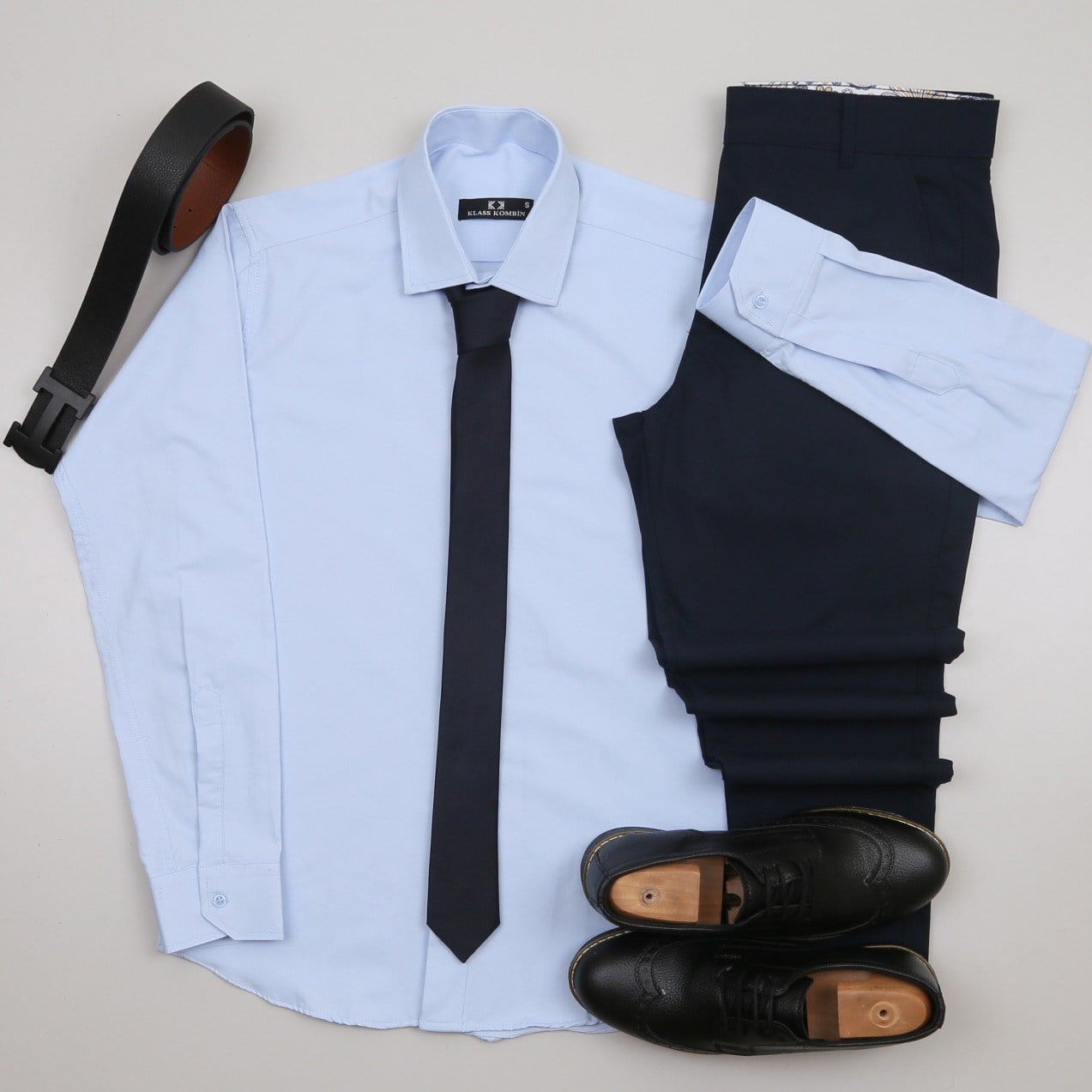 Mavi Gömlek Lacivert Kumaş Pantolon Ayakkabı Kombin