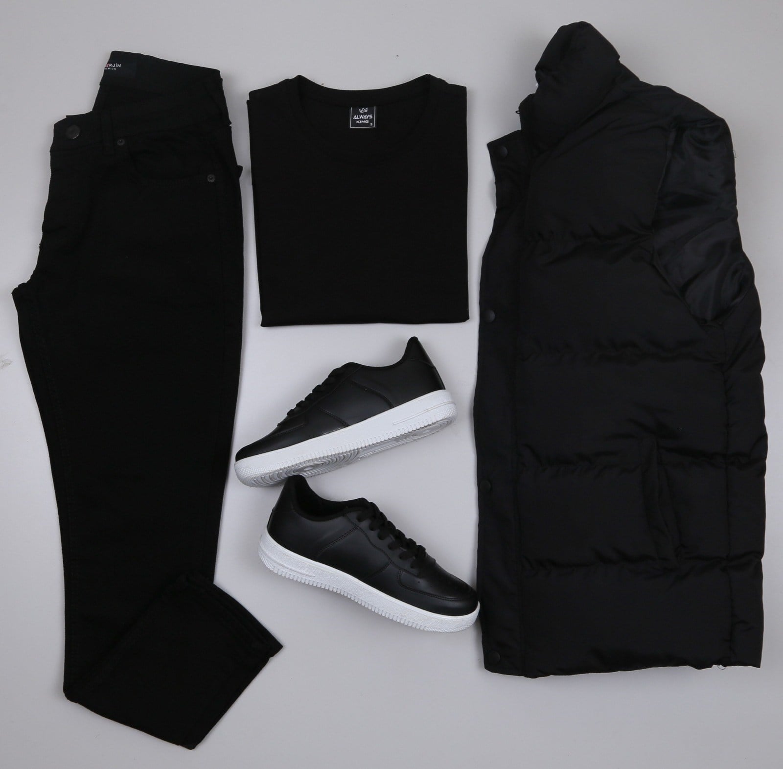 Siyah Şişme Yelek Siyah Kot Pantolon Siyah Tişört  Ayakkabı Kombini