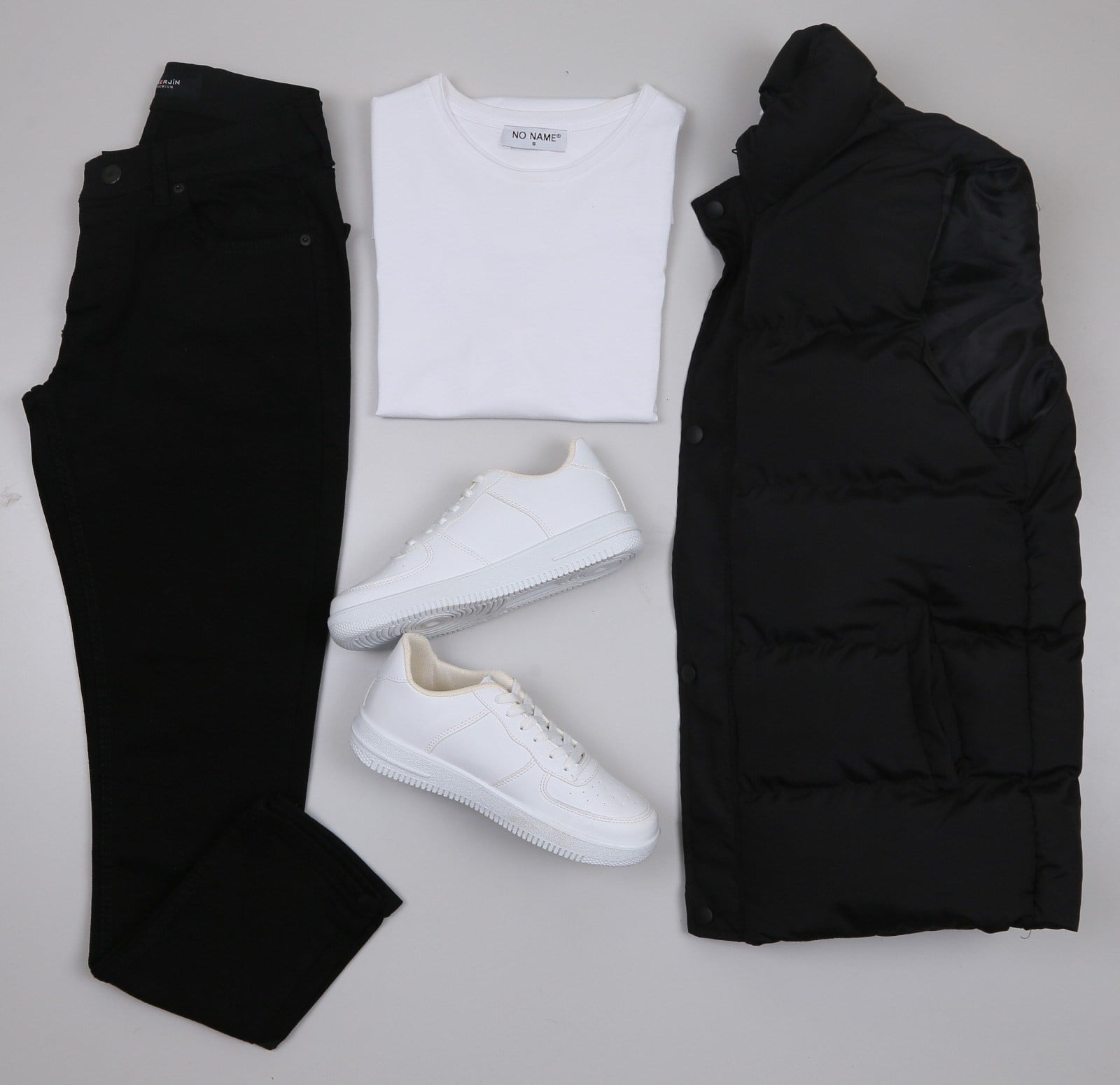 Siyah Şişme Yelek Siyah Kot Pantolon  Tişört Beyaz Ayakkabı Kombini