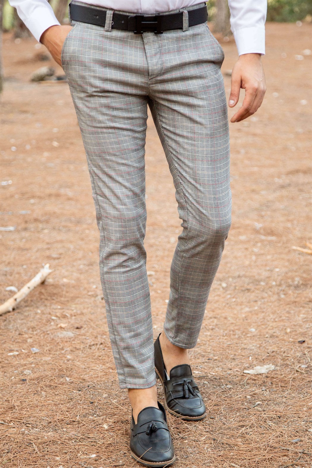 Slim fit gri üzeri kırmızı çizgili ekoseli kumaş pantolon