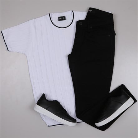 beyaz bisiklet yaka Triko Polo Yaka Tişört siyah kot   pantolon  ayakkabı Kombin