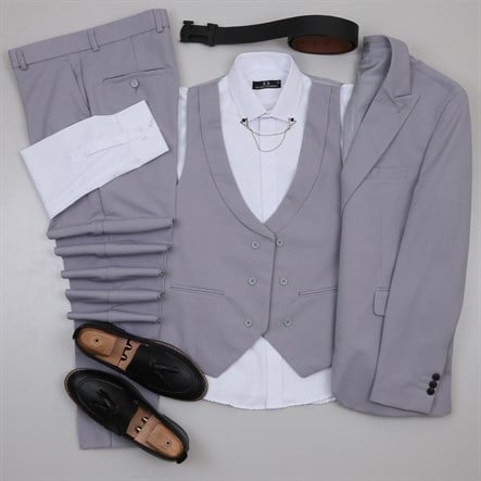 Gri Takım Elbise Beyaz Gömlek  Kombini