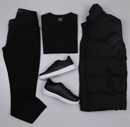 Siyah Şişme Yelek Siyah Kot Pantolon Siyah Tişört  Ayakkabı Kombini
