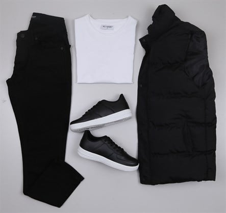 Siyah Şişme Yelek Siyah Kot Pantolon Tişört  Ayakkabı Kombini