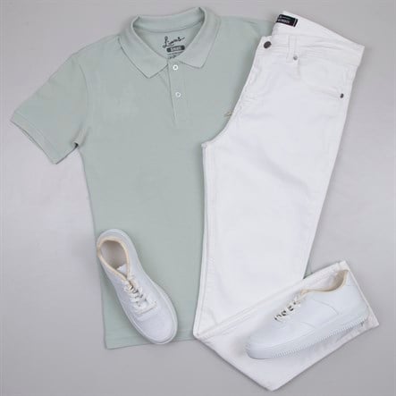 Su Yeşili Polo Yaka Tişört Beyaz Kot pantolon  ayakkabı Kombin