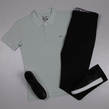 Su Yeşili Polo Yaka Tişört Siyah kumaş  pantolon  ayakkabı Kombin