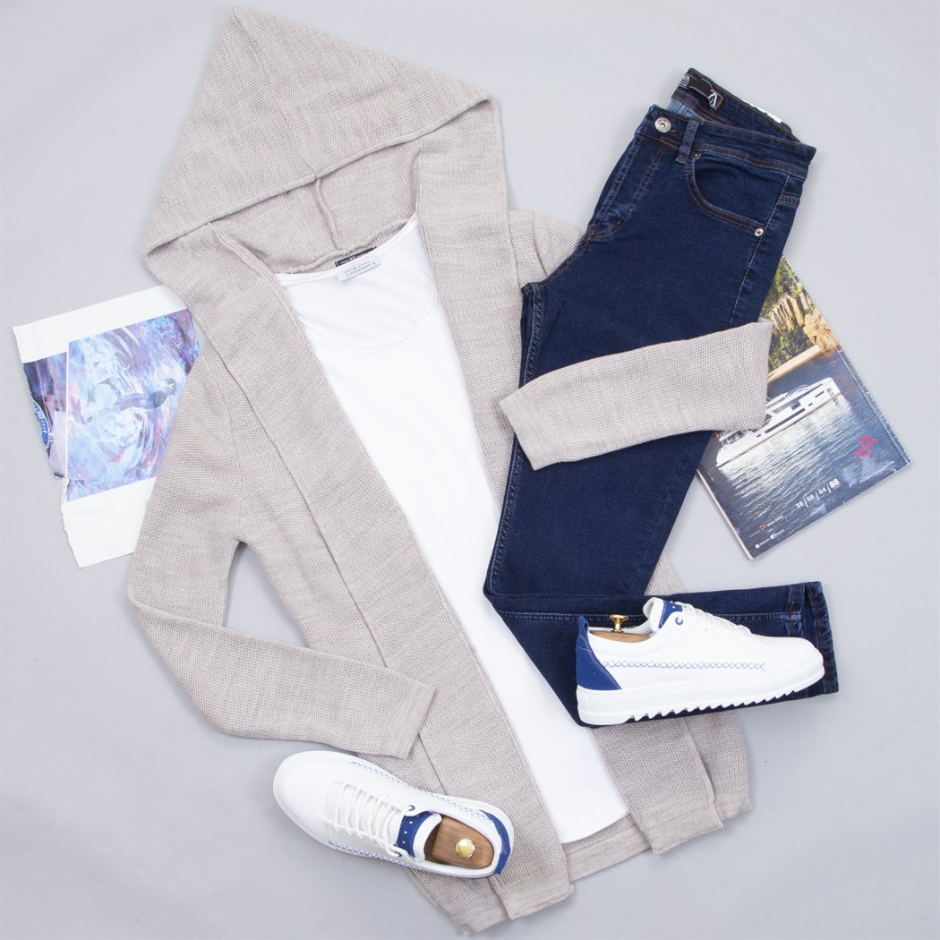 Bej Kapşonlu Hırka Tişört Pantolon Ayakkabı Kombin