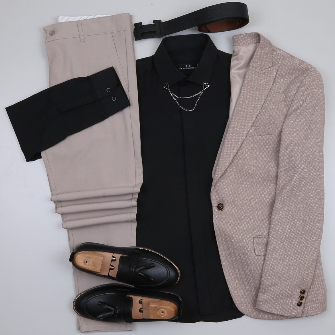 Bej Kırçıllı  Blazer Ceket Siyah Gömlek Bej Pantolon  Ayakkabı Kombin