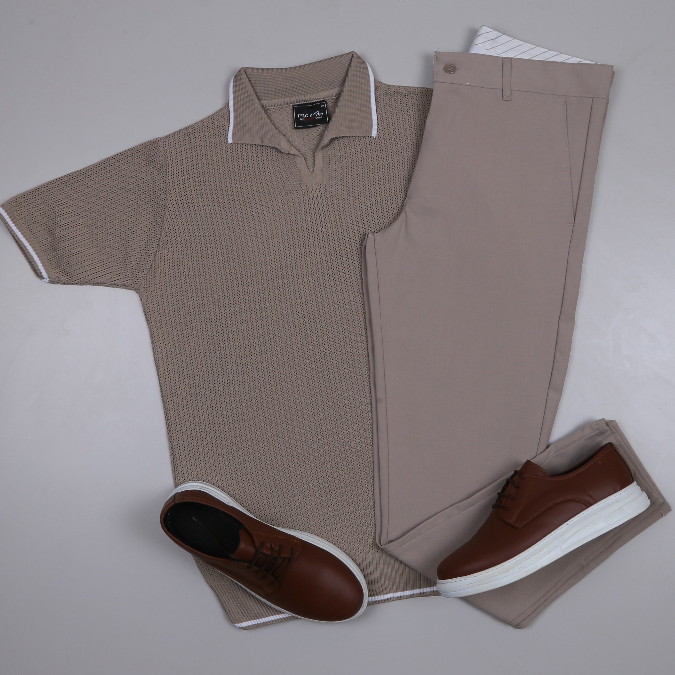 bej Triko Polo Yaka Tişört bej kumaş pantolon  ayakkabı Kombin