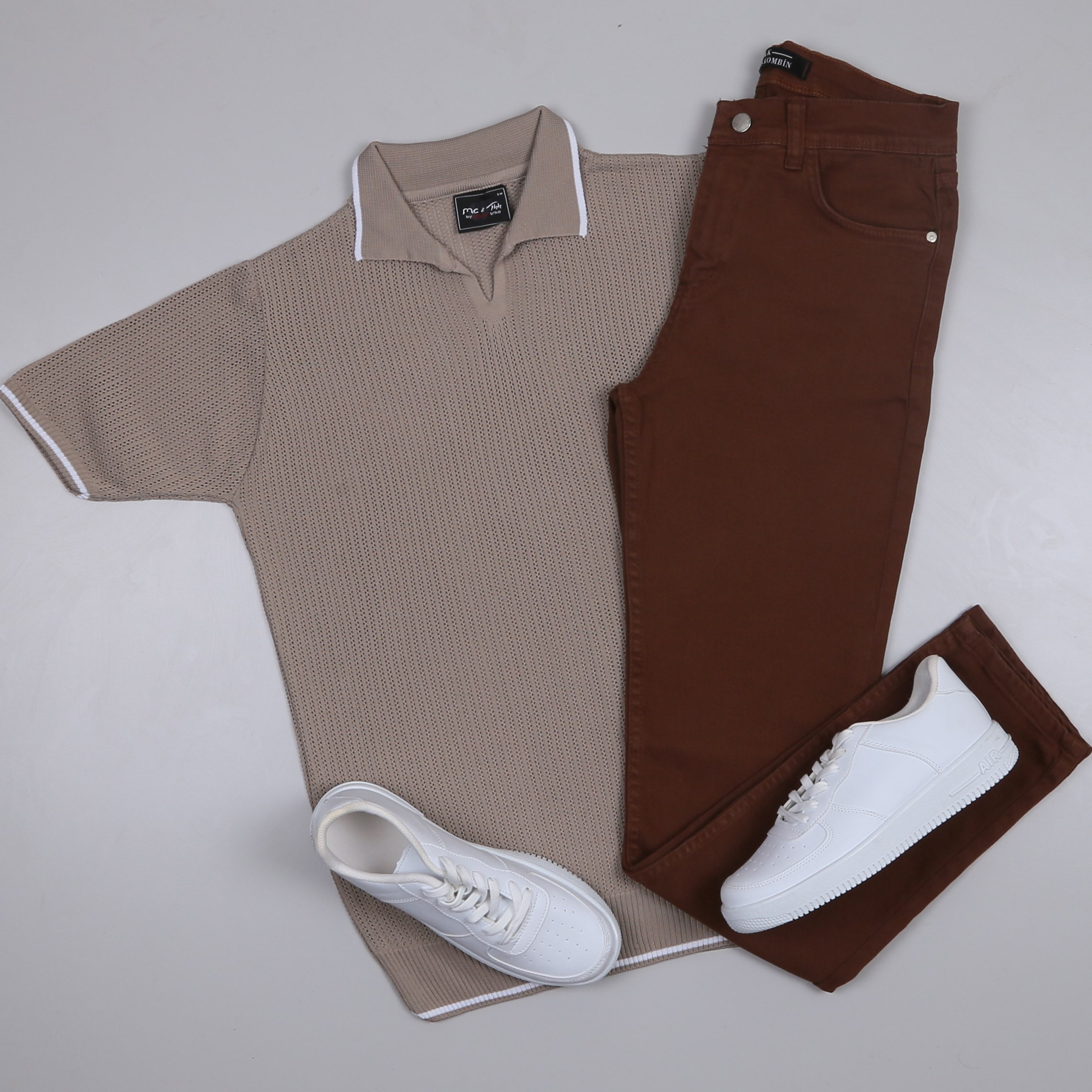 bej Triko Polo Yaka Tişört kahve  pantolon  ayakkabı Kombin