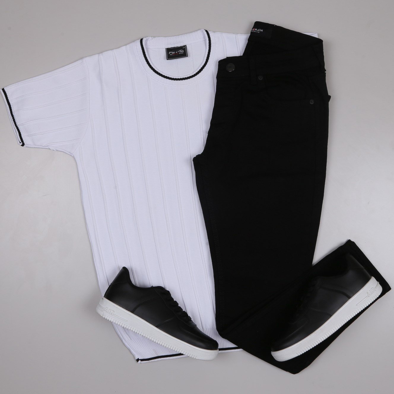 beyaz bisiklet yaka Triko Polo Yaka Tişört siyah kot   pantolon  ayakkabı Kombin