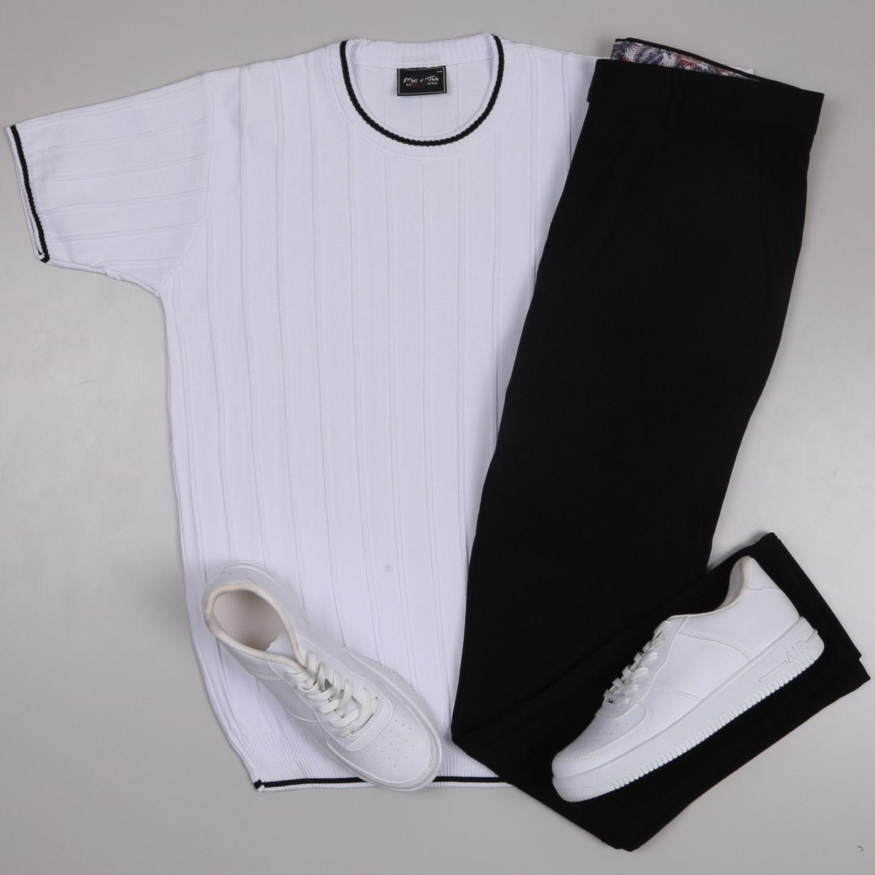 beyaz bisiklet yaka Triko Polo Yaka Tişört siyah kumaş  pantolon  ayakkabı Kombin