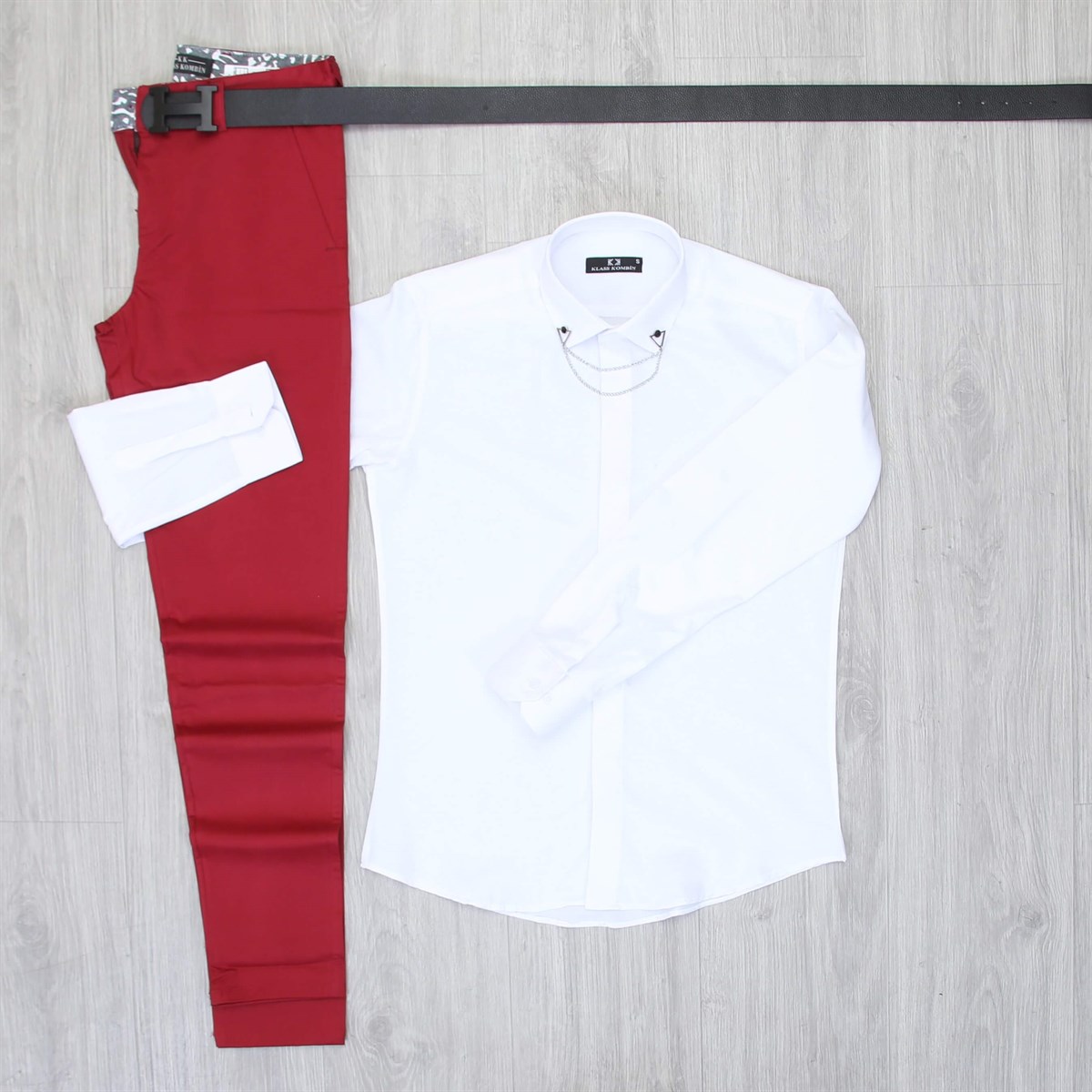 Beyaz Gömlek Kırmızı Pantolon Kemer Kombini