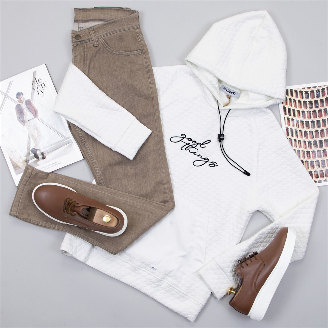 Beyaz Kapşonlu Sweat Pantolon Ayakkabı Kombin