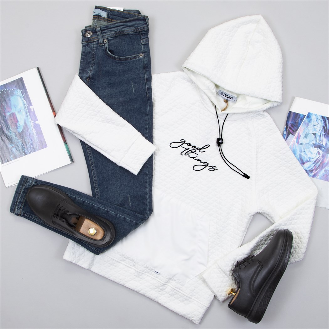 Beyaz Kapşonlu Sweat Pantolon Ayakkabı Kombin