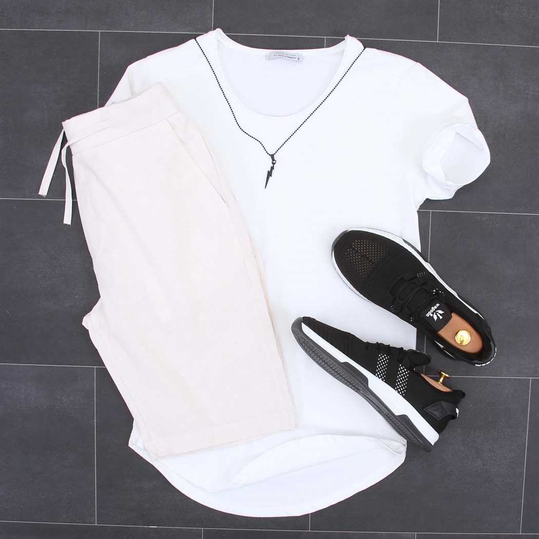 Beyaz T-Shirt Keten Şort Spor Ayakkabı Kombini 