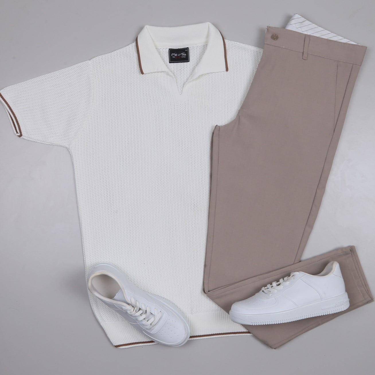 beyaz Triko Polo Yaka Tişört bej kumaş  pantolon  ayakkabı Kombin