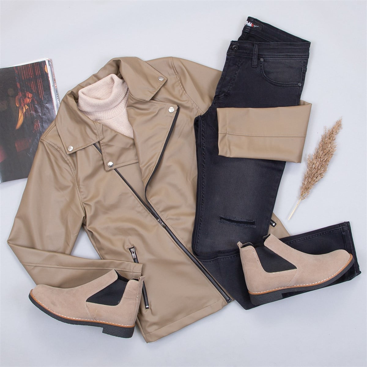 Çapraz Fermuarlı Sütlü Kahve Deri Ceket Boğazlı Kazak Pantolon Bot Kombin