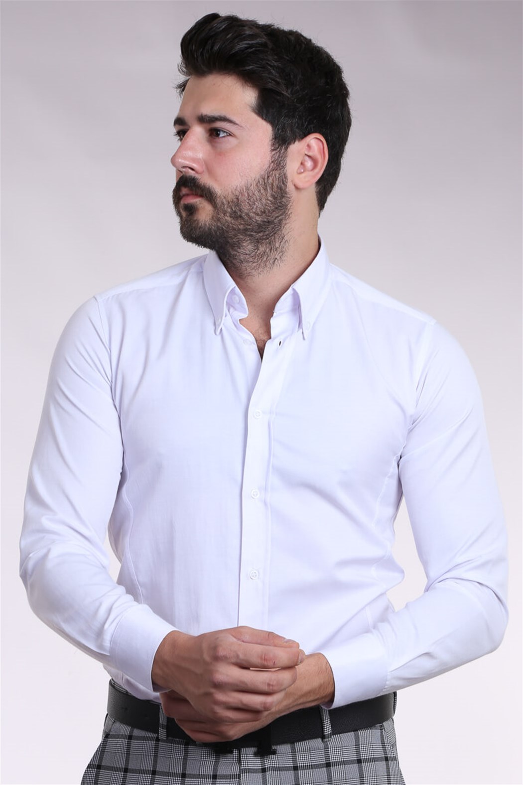 Beyaz saten slim fit yaka düğmeli klasik gömlek