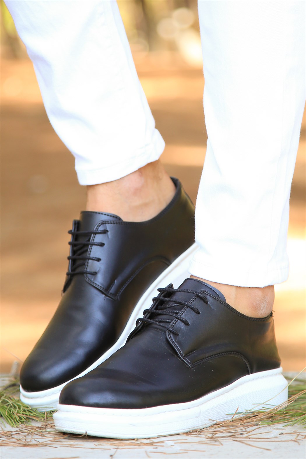 Düz Bağcıklı Yüksek Beyaz Tabanlı Siyah Ayakkabı Klass Kombin