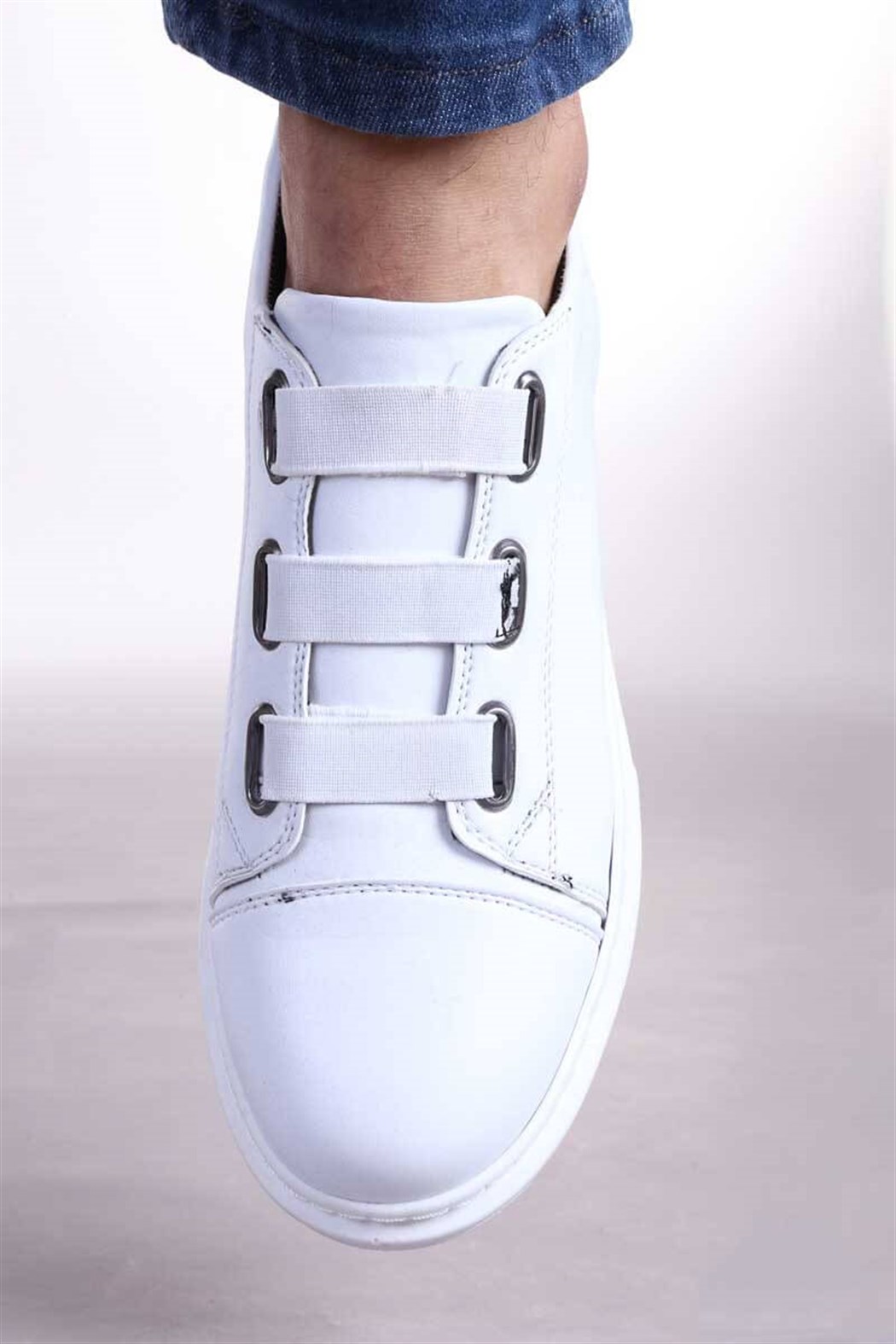 Beyaz Üç Bant Spor Ayakkabı Klass Kombin