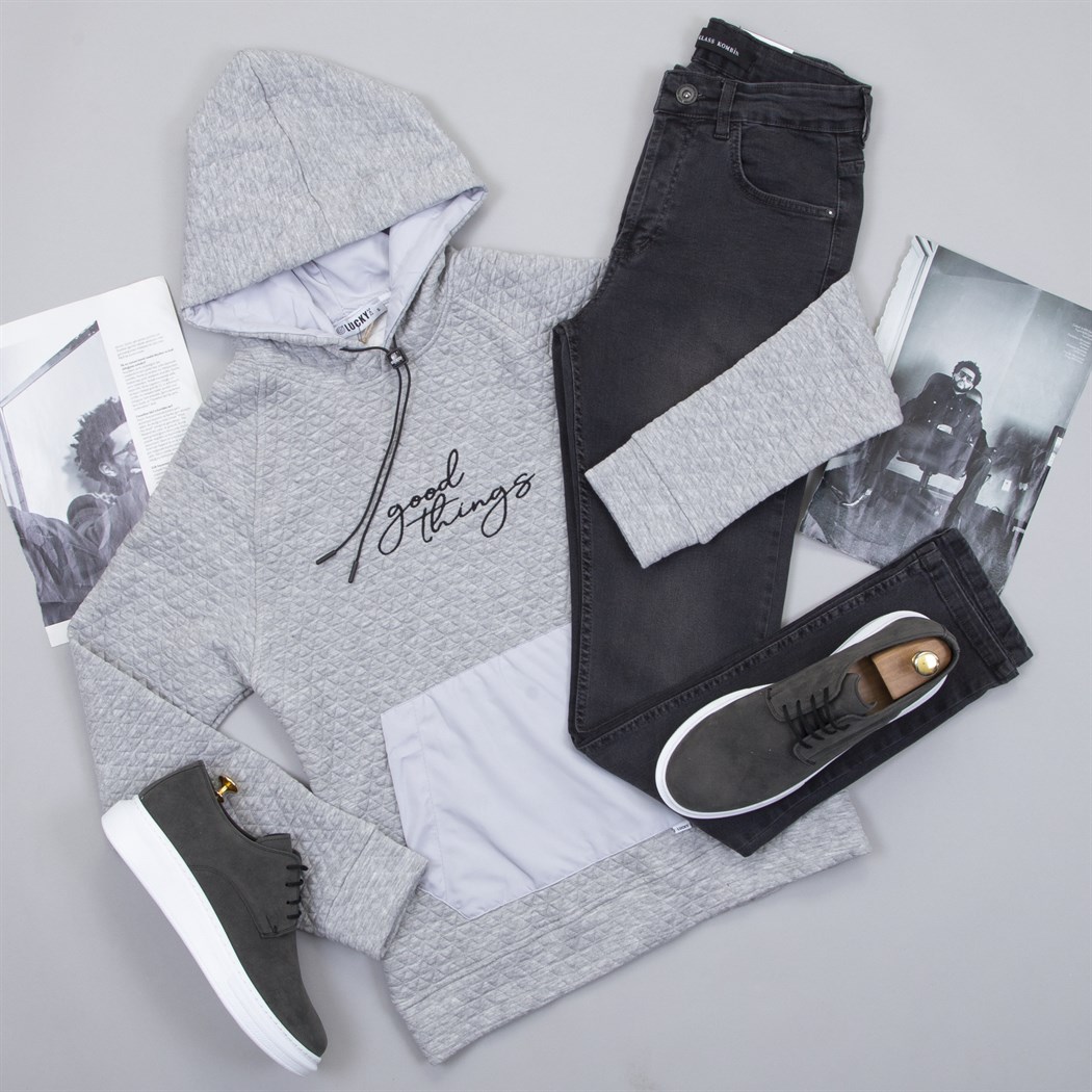 Gri Kapşonlu Sweat Pantolon Ayakkabı Kombin