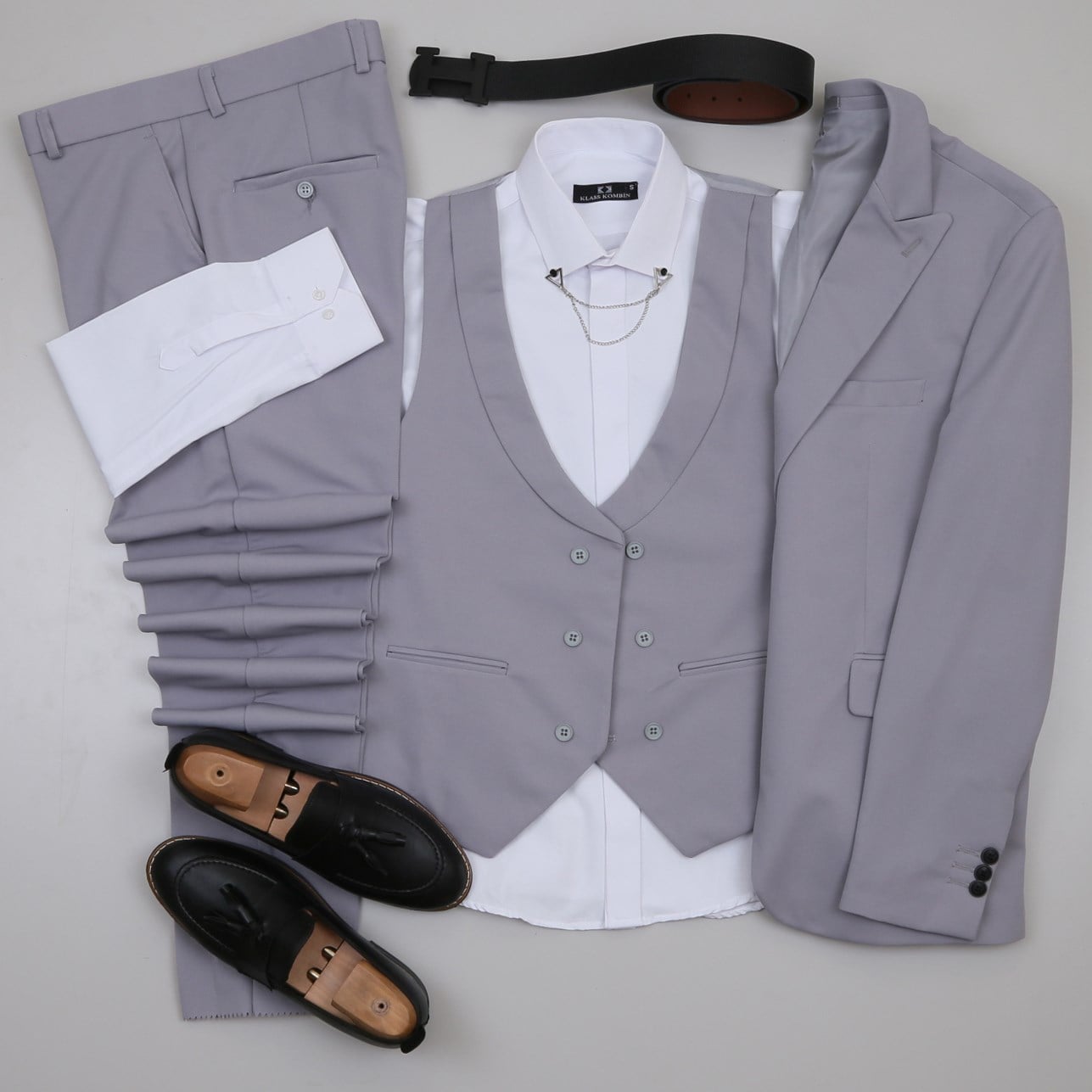 Gri Takım Elbise Beyaz Gömlek  Kombini