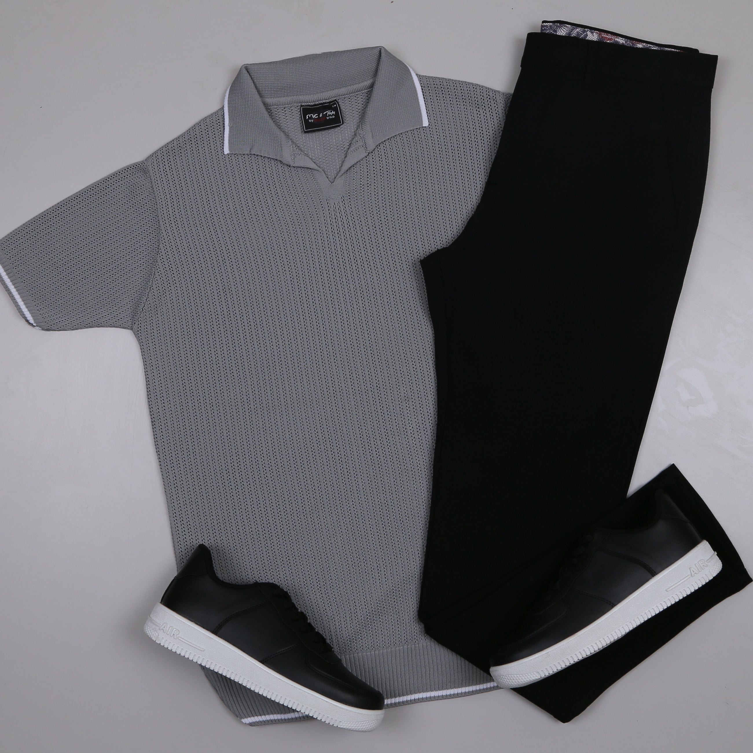 Gri Triko Polo Yaka Tişört Siyah kumaş pantolon  ayakkabı Kombin