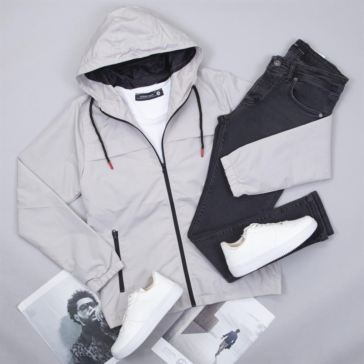 Gri Yağmurluk Tişört Pantolon Ayakkabı Kombin