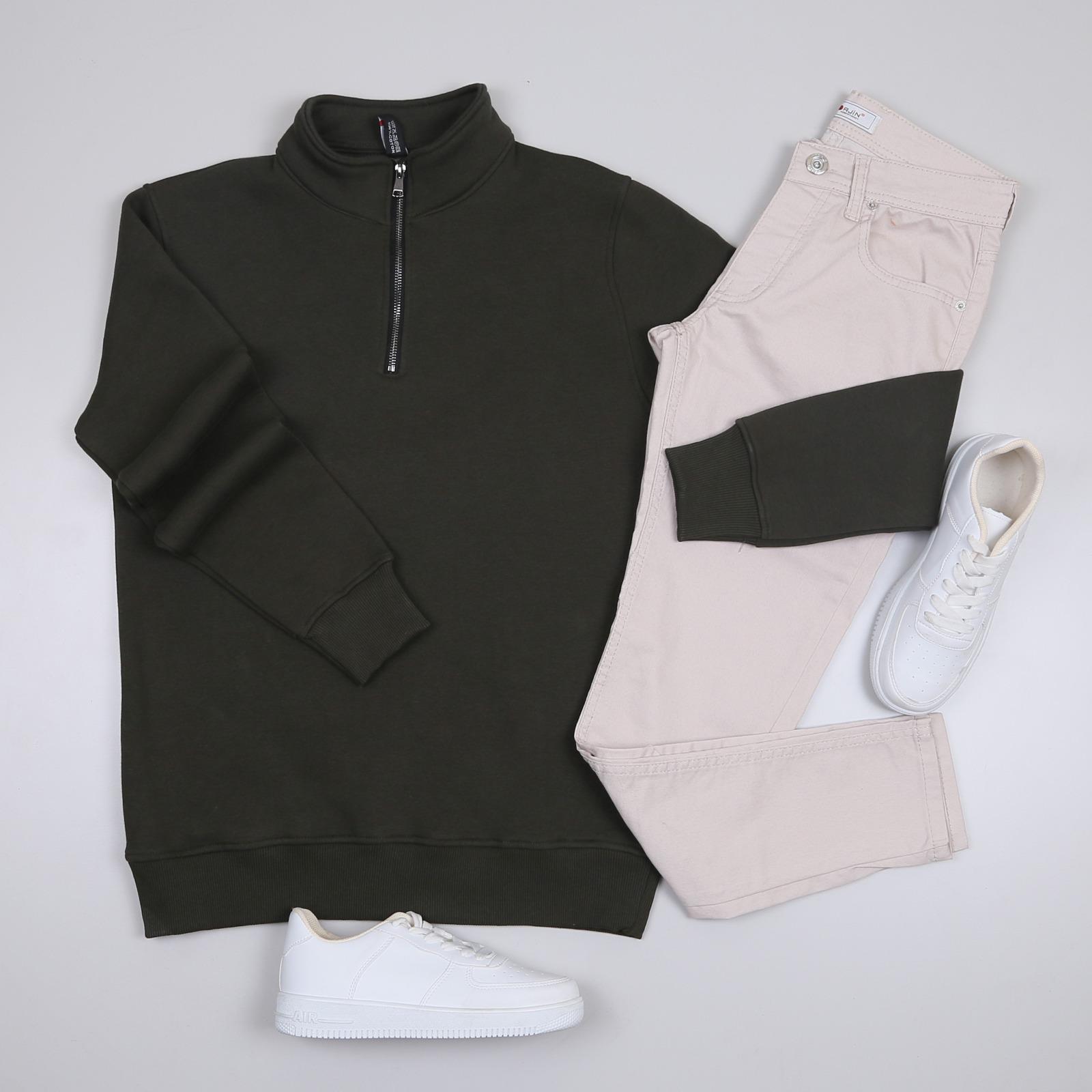 Haki Sweatshirt Bej Pantolon Ayakkabı  Kombini