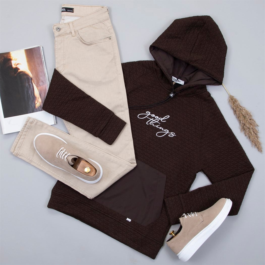 Kahve Kapşonlu Sweat Pantolon Ayakkabı Kombin