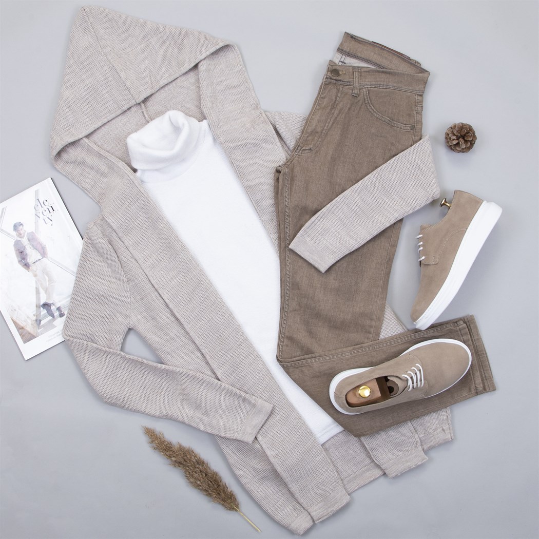 Kapşonlu Bej Hırka Boğazlı Kazak Pantolon Ayakkabı Kombin